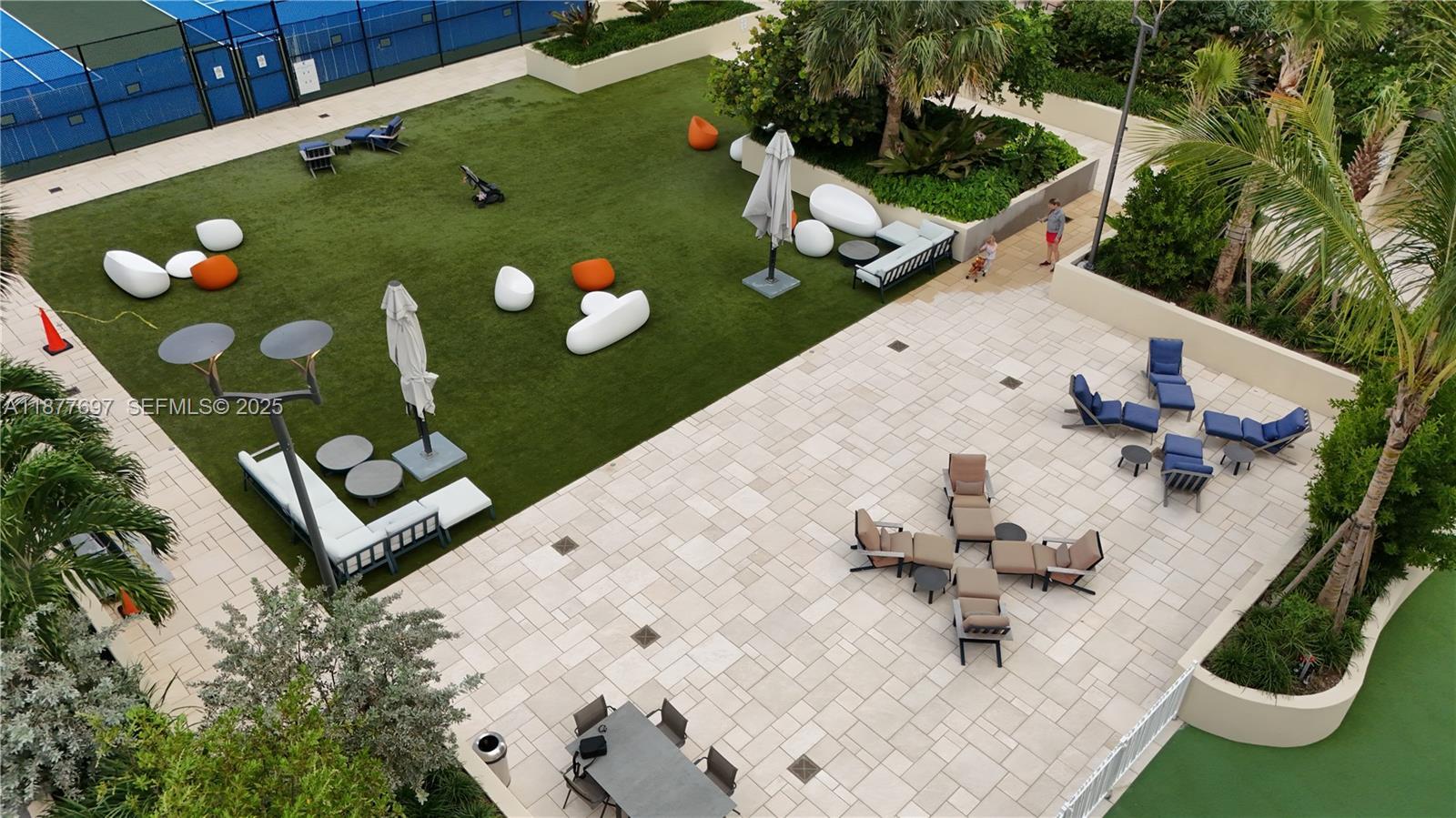 Building Photo - 300 S Pointe Dr