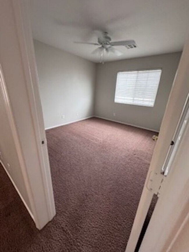 Building Photo - 3Bed/2.5Bath/2Car Residence located in North Las Vegas gated community!