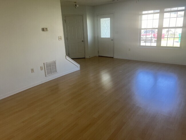 Building Photo - Charming 3-Bedroom End Unit Townhouse in B...