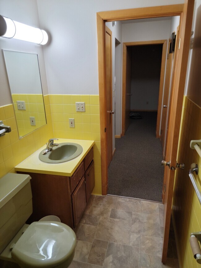 Bathroom 4 - 1479 Redfield St