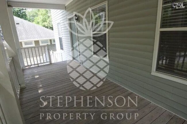 Building Photo - college students welcome