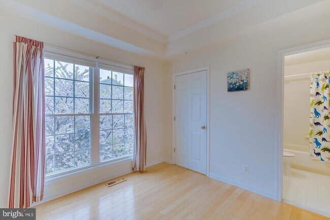 Building Photo - 7046 Falls Reach Dr