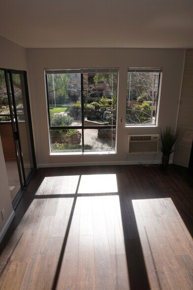 Building Photo - 39199 Guardino Dr