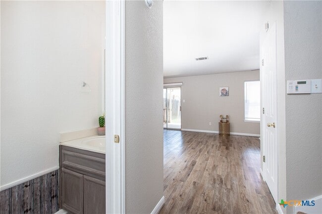 Building Photo - 402 Deloris Dr