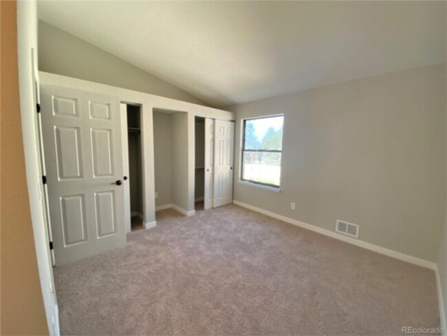 Building Photo - Charming 2-Bedroom Townhome in the America...