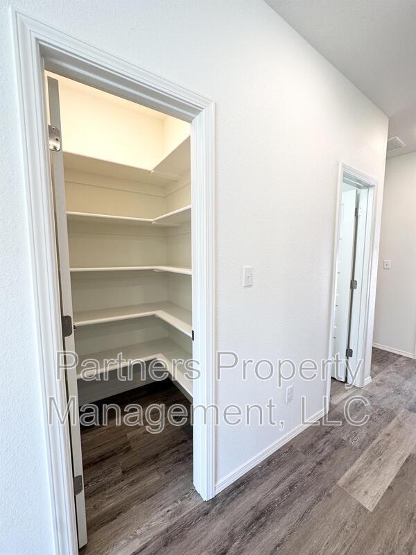 Building Photo - 940 S Amarillo Ave