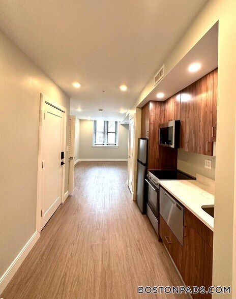 Building Photo - 517 Main St