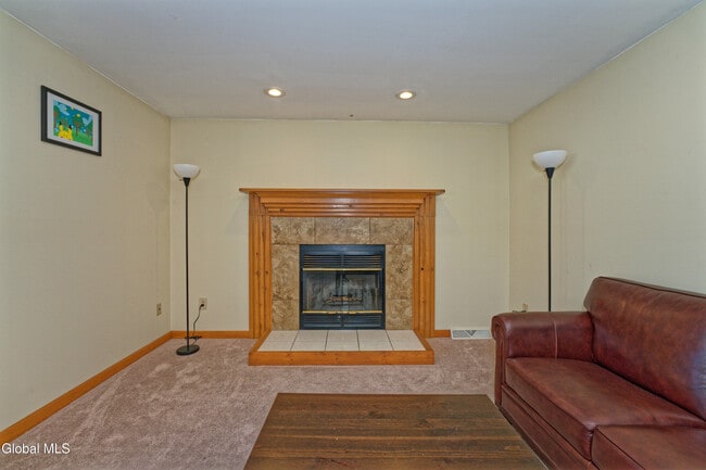 Building Photo - 5 Shamrock Cir