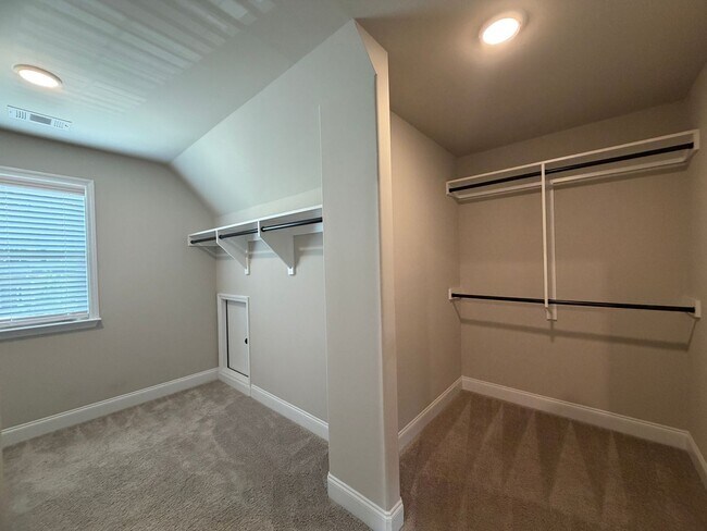 Building Photo - 3500 Hilltop Trl