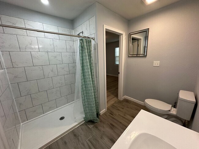 Building Photo - 2 Bed 2 Bath House