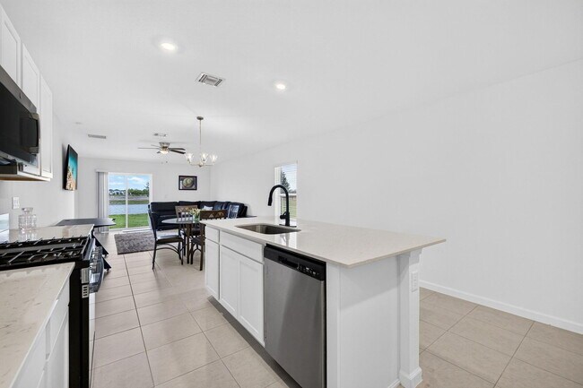 Building Photo - 5876 NW Sweetwood Dr