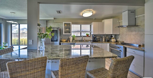 Building Photo - WALK TO THE BEACH! 4 bed, 2 bath, 2 car ga...