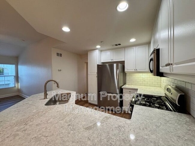 Building Photo - 41685 Woodridge Ave