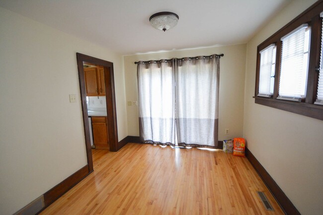 Building Photo - Adorable 2 Bedroom Home 1 Block from Sumne...