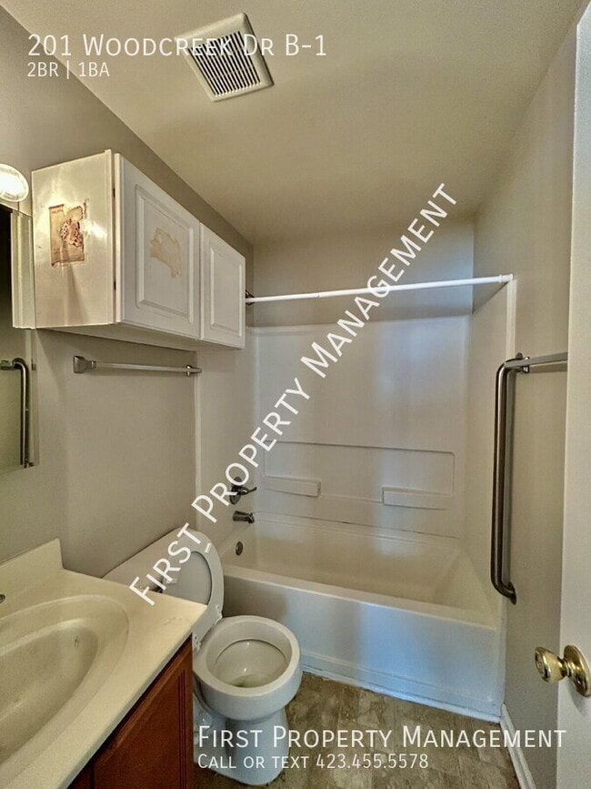 Building Photo - 201 Woodcreek Dr