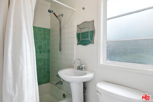 Building Photo - 4221 W Toluca Lake Ln
