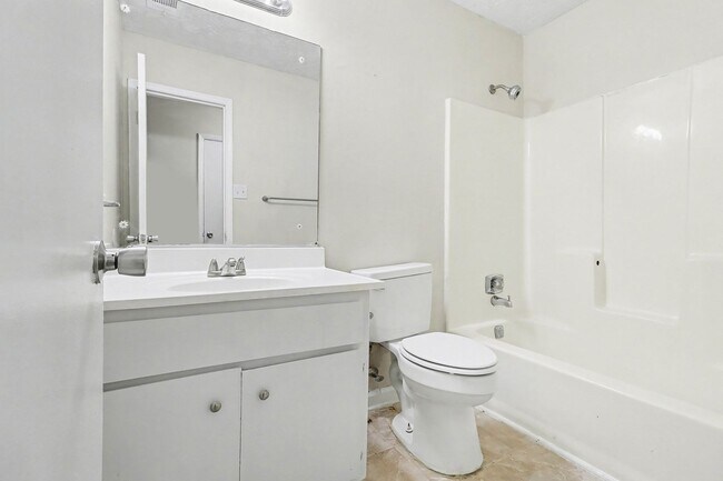 Building Photo - 3 Bedroom 2 Bathroom House