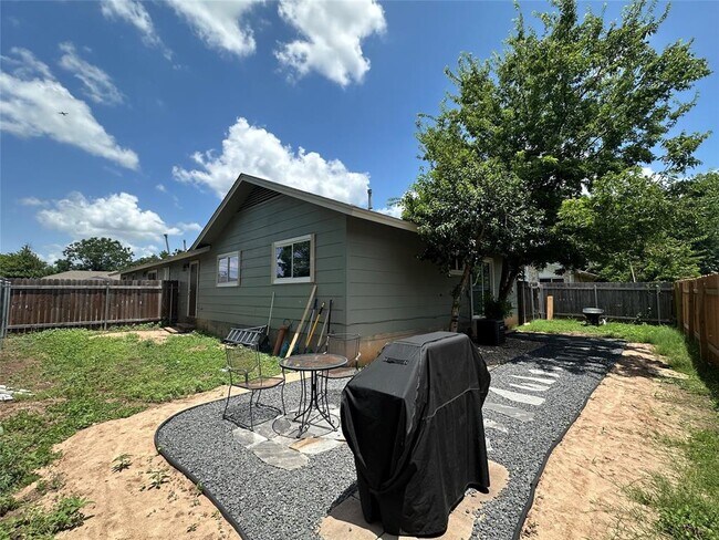 Building Photo - 2402 Parker Cir