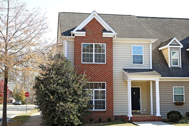 Building Photo - Updated End-Unit Townhome in Crozet