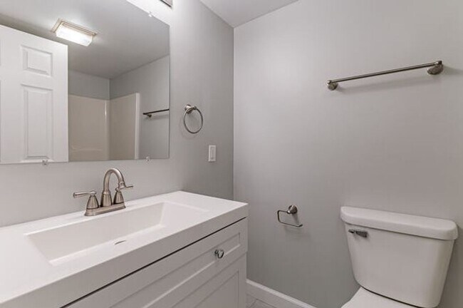 Building Photo - Two bedroom, two bath apartment with golf ...