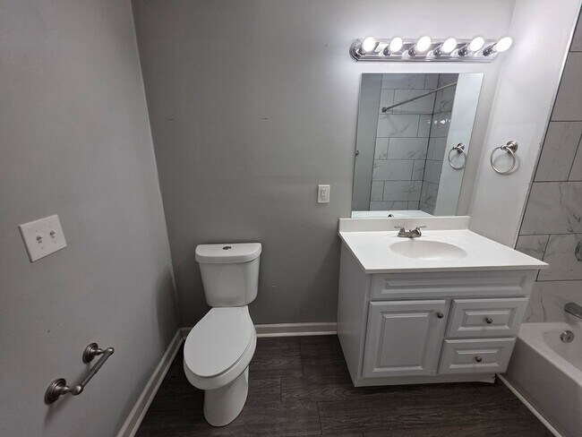 Building Photo - Spacious 4 Bed / 2.5 Bath Home with 2 Living Areas