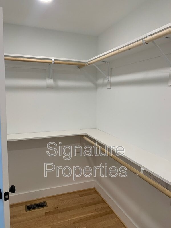 Building Photo - 6112 Ellis Ave