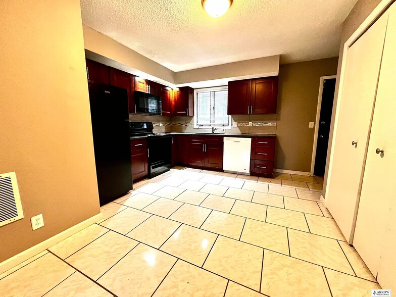 Building Photo - 1823 Euclid Ave