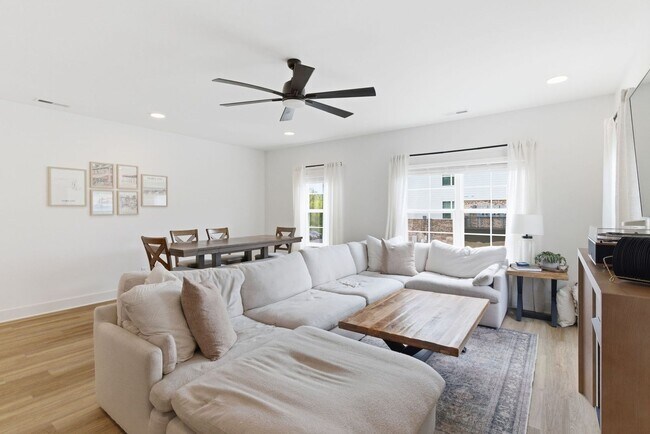 Building Photo - Modern Townhome in Madison