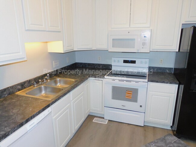 Building Photo - 4301 Edgemore Rd