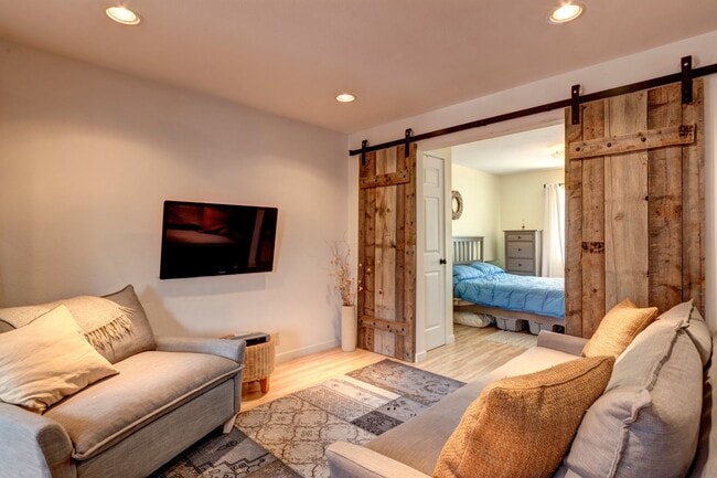 Building Photo - Downtown Breckenridge One Bedroom! Furnished,  Great natural light! 2parking spots!  Best Location