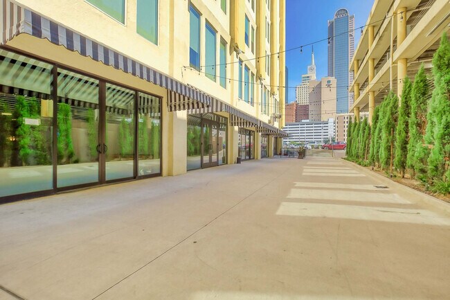 Building Photo - 500 S Ervay St