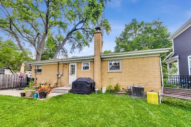 Building Photo - 1304 N Mitchell Ave