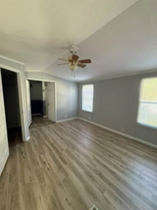 Building Photo - Private Setting/ Large Lot 3 bedroom 2 bath