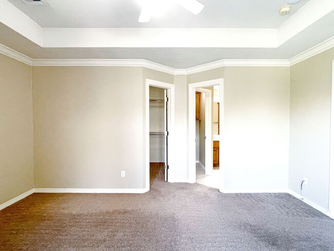 Building Photo - Absolutely Gorgeous Home in Moore with Spa...