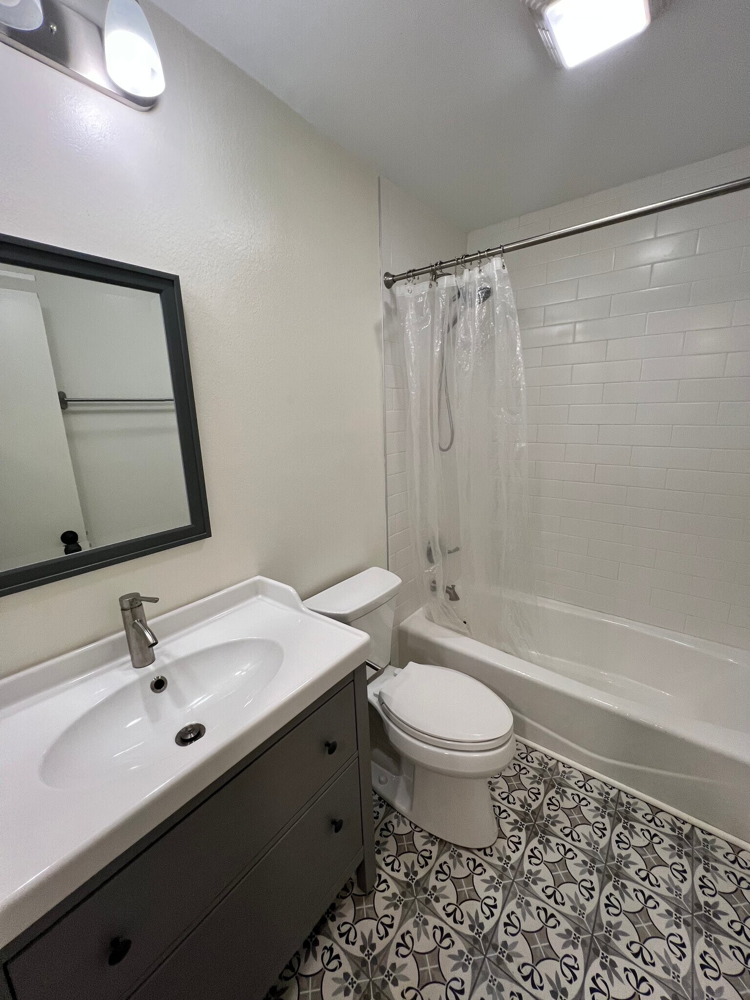 Building Photo - 509 E 7th St