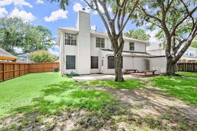 Building Photo - 16303 Lakestone Dr