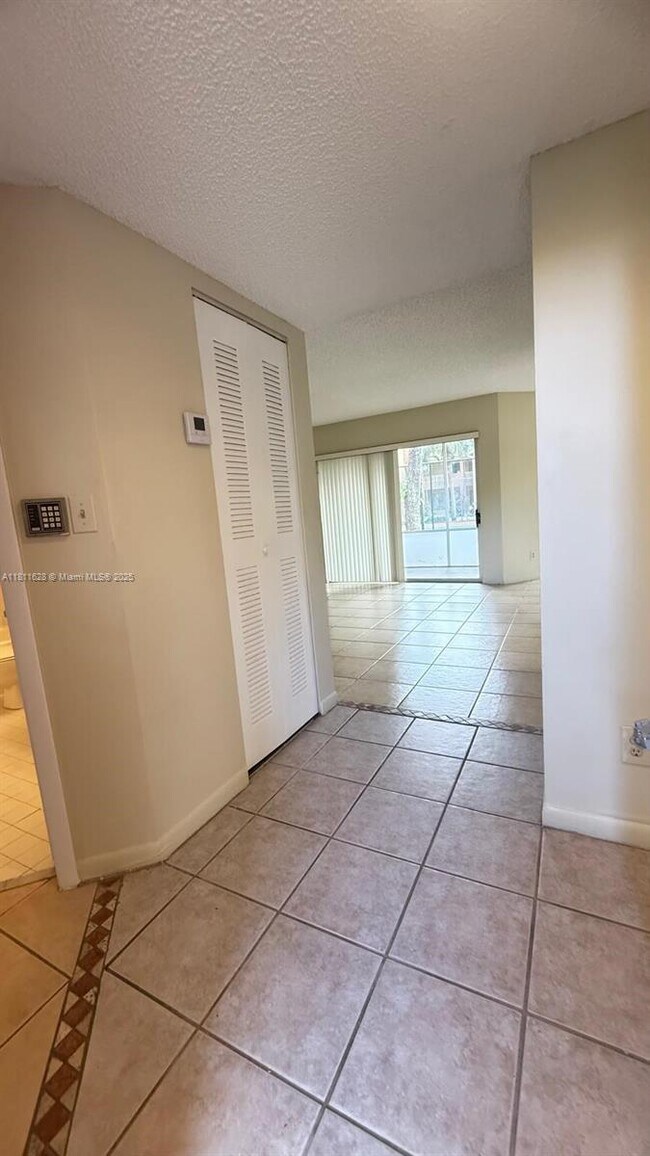 Building Photo - 1002 Coral Club Dr