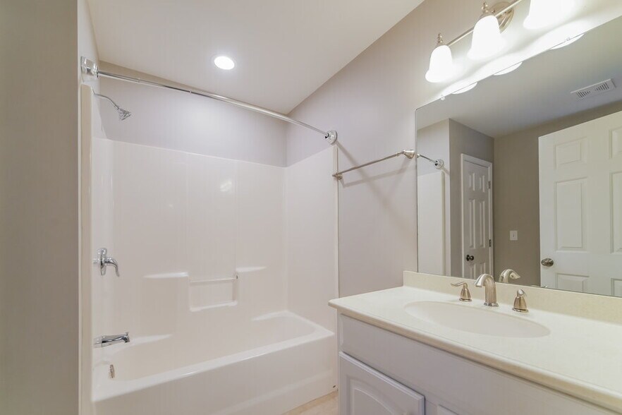 Building Photo - 2427 Justin Dr SW