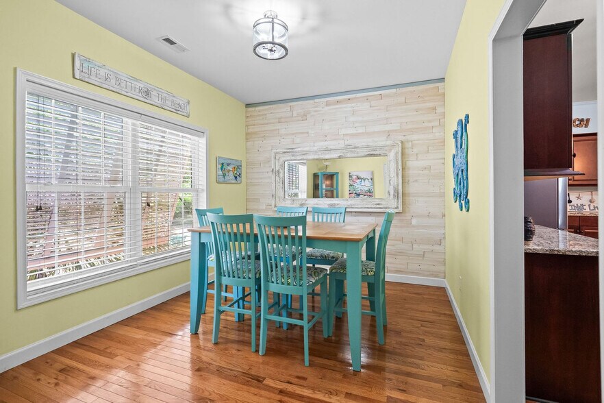 Building Photo - 306 Pine St S