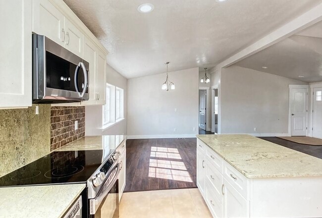 Building Photo - 2115 Villa Dr