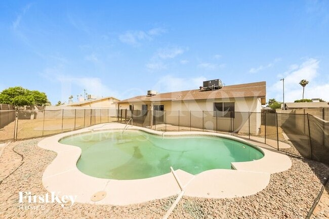 Building Photo - 4923 W Larkspur Dr
