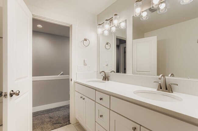 Building Photo - 3771 SE 43rd Ave