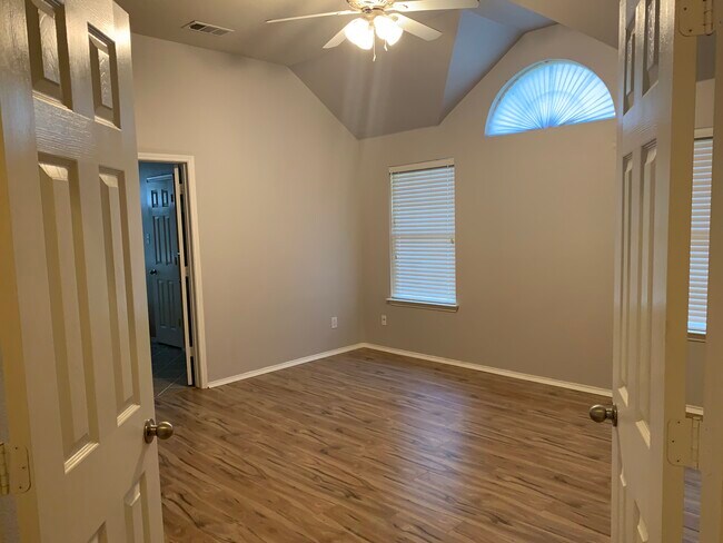 Building Photo - 2031 Trail Gln