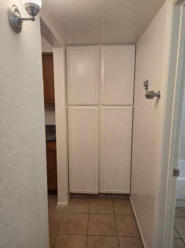 Building Photo - Cozy 1-bed, 1-bath unit (B) in a duplex located in