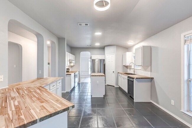 Building Photo - 113 W Deer Horn Pass