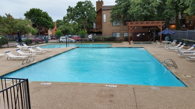 Building Photo - 2312 Balsam Dr