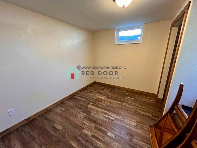 Building Photo - Spacious 3 Bed, 2 Bath Home