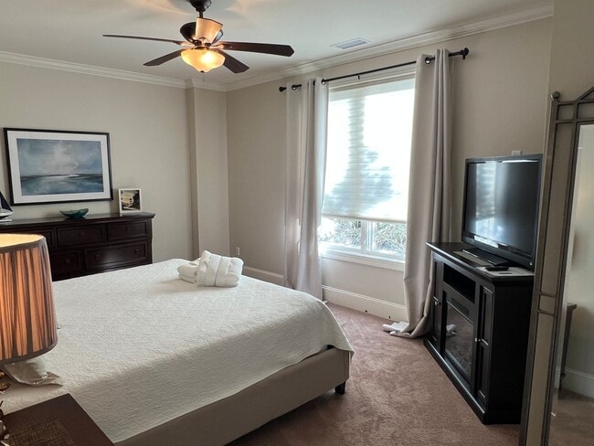 Building Photo - Walk to the Beach from this Furnished and Renovated Condo!