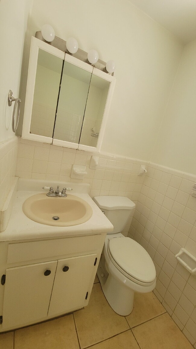 Building Photo - "2-Bedroom Retreat with Located in the 5 P...