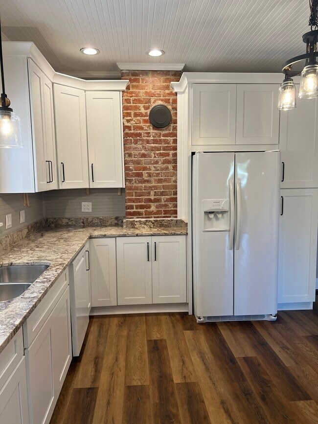 Building Photo - Historic mill house in hot Fort Mill SC with amazing kitchen!